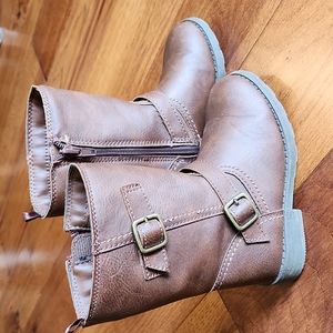 Toddler girl brown boots size 10.